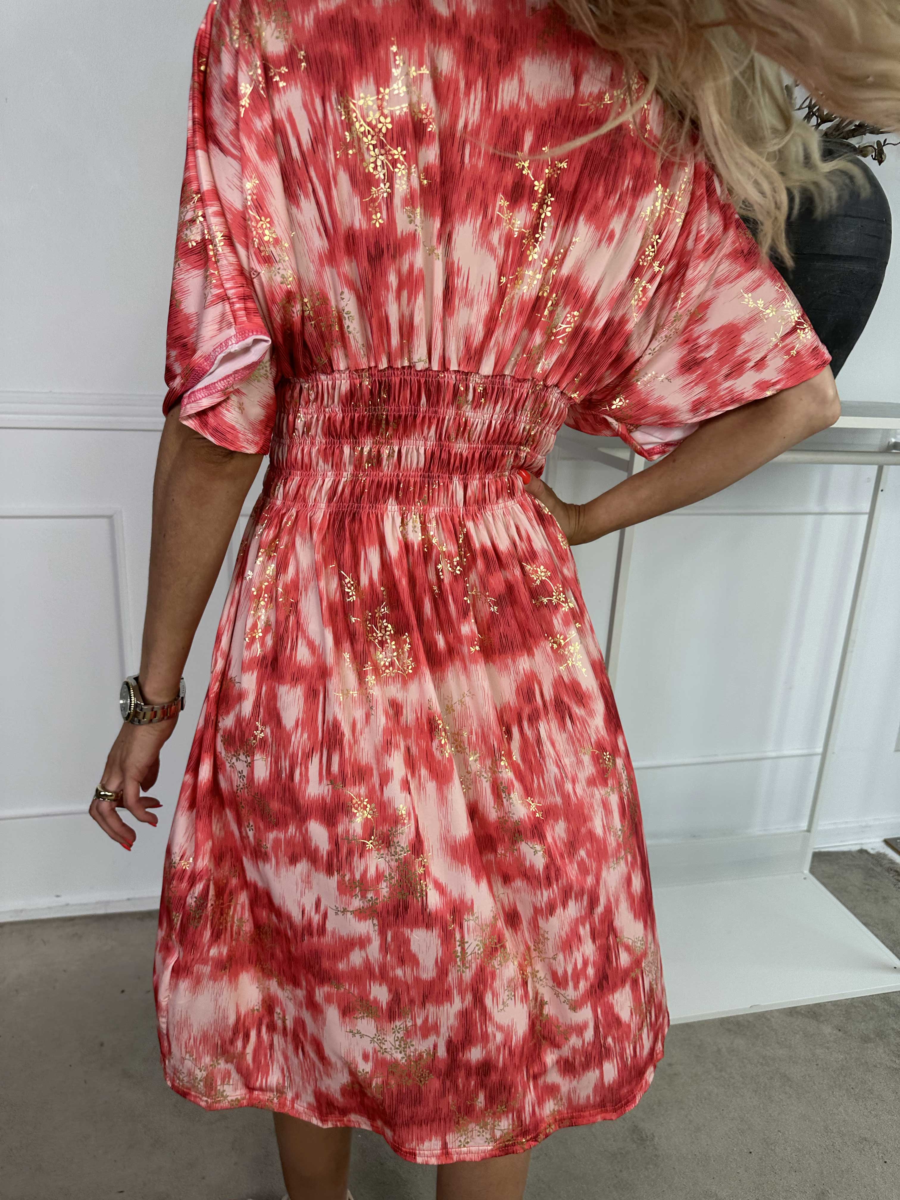 Pams Art Short - Mönstrad elastisk klänning med guldblommor